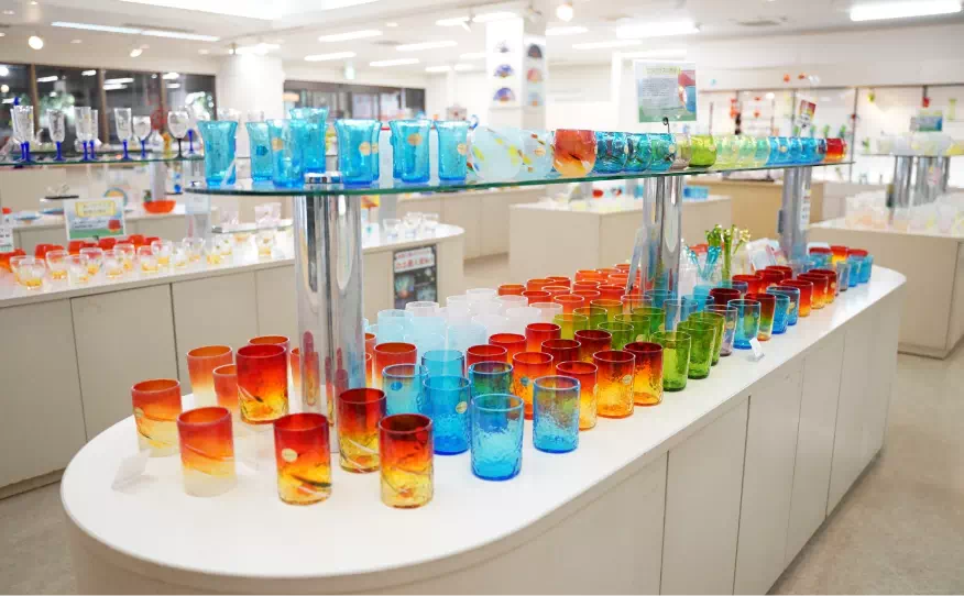 工房併設の琉球ガラスショップには、様々なお土産品が豊富に展示販売されています