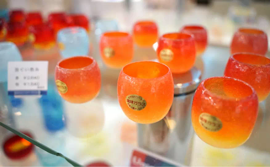 工房併設の琉球ガラスショップには、様々なお土産品が豊富に展示販売されています